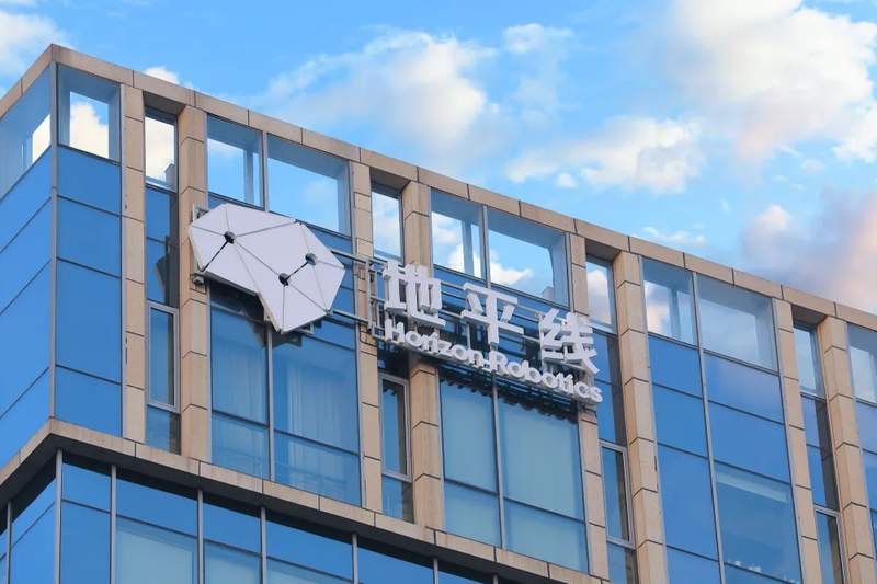 智驾企业深化技术投入,地平线调整硬件策略;舱驾融合方案成新增长点,行业竞争格局悄然演变。 汽车科技