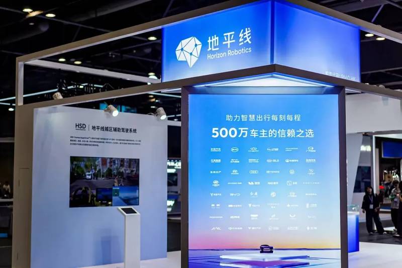 智驾企业深化技术投入,地平线调整硬件策略;舱驾融合方案成新增长点,行业竞争格局悄然演变。 汽车科技